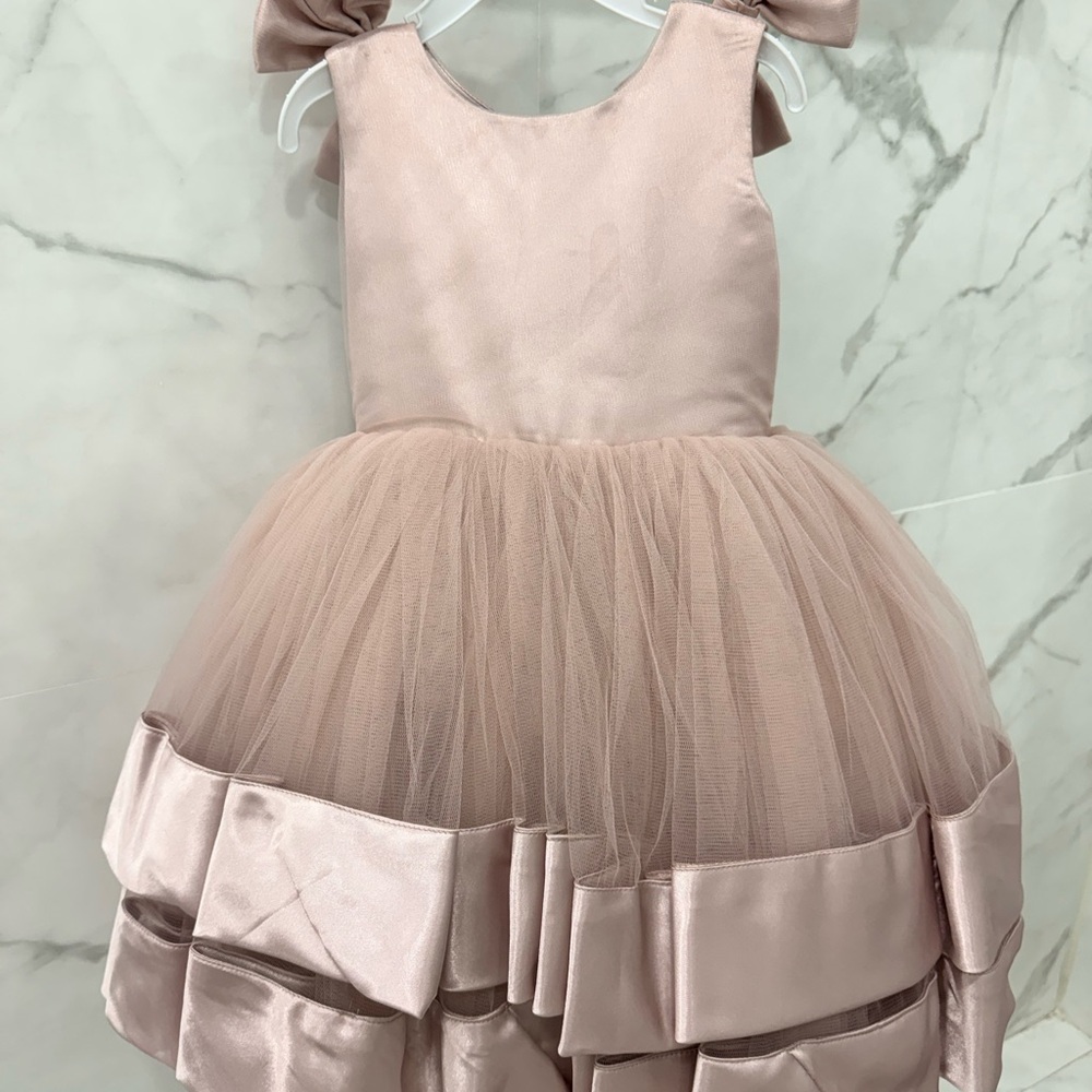 Elegant Pink Sleeveless Dress with Bow Details
